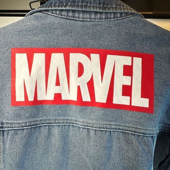 MARVEL®  |  DENIM & DENIM  |  TRUCKER JACKET  |  LARGE LOGO  |  6-POCKETS  | - Picture 9 of 16